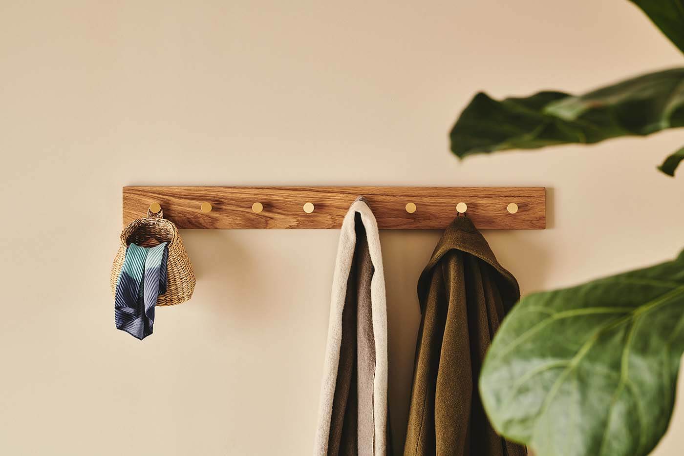 MOUD Home knagerække i træ med messing - køb hos n-living